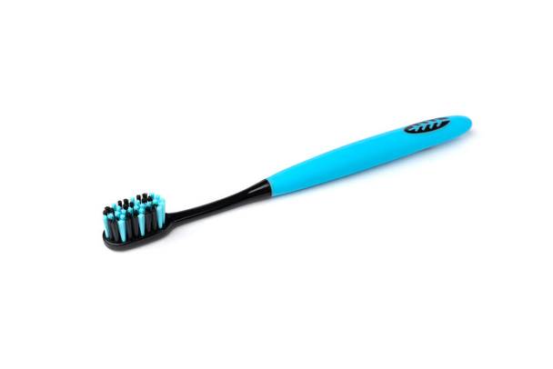 Cepillo de dientes azul con cerdas negras aisladas sobre fondo blanco. - Foto, Imagen