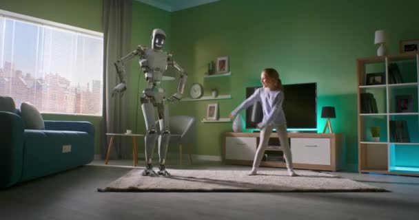 Mädchen tanzt mit androider Freundin zu Hause - Filmmaterial, Video