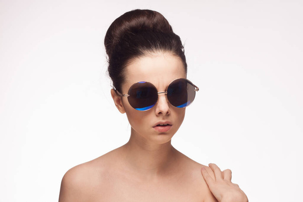 ελκυστική γυναίκα με γυμνούς ώμους γυαλιά ηλίου μόδας απομονωμένη φόντο - Φωτογραφία, εικόνα
