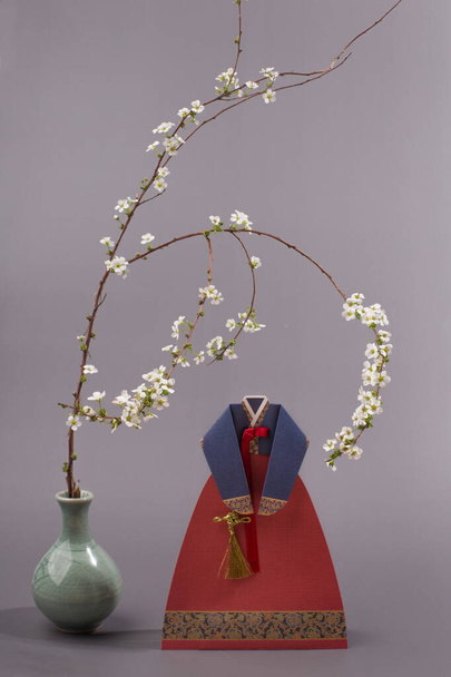 robe traditionnelle coréenne avec papier plié avec vase en céramique - Photo, image