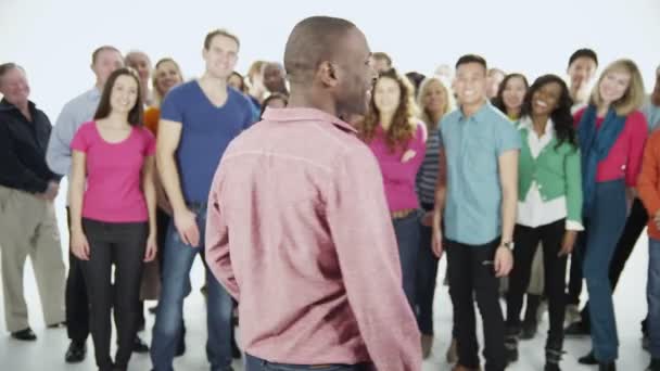 Multiethnische Menschen stehen zusammen - Filmmaterial, Video