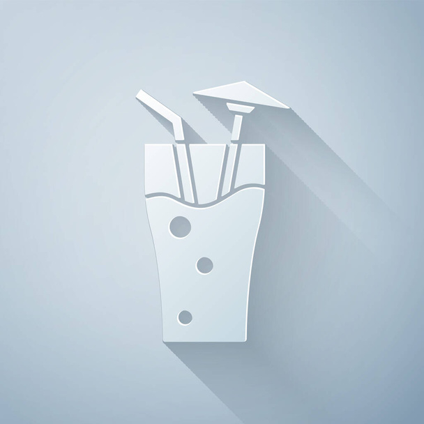 Corte de papel Cóctel y bebida alcohólica con icono de paraguas aislado sobre fondo gris. Estilo de arte de papel. Vector. - Vector, imagen