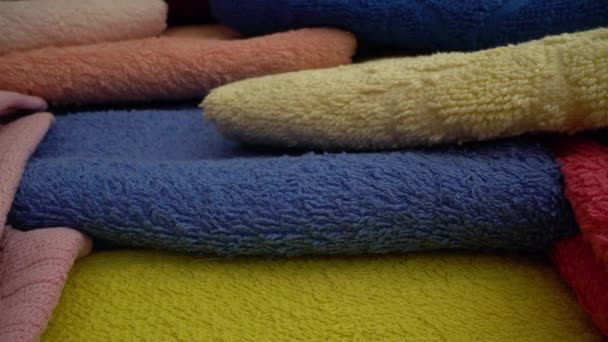 Nahaufnahme farbige Stapeln von Handtüchern - Filmmaterial, Video