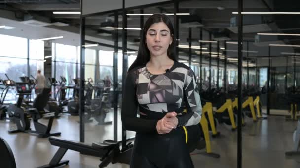 hermosa chica morena instructor de fitness - Metraje, vídeo