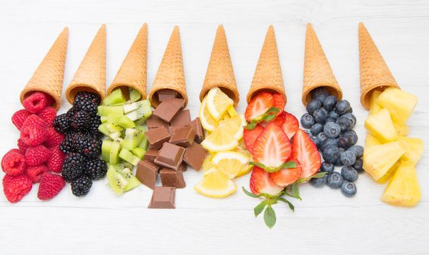 waffle cone com frutas frescas e chocolate, fabricação de sorvete caseiro - Foto, Imagem