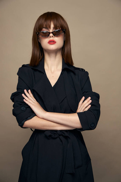 Стильна жінка Заборонені руки яскравий макіяж темні окуляри
  - Фото, зображення