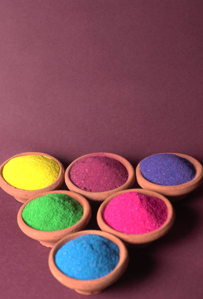 Festiwal Diwali pokazujący kolorowe rangoli w misach na kolorowym tle - Zdjęcie, obraz