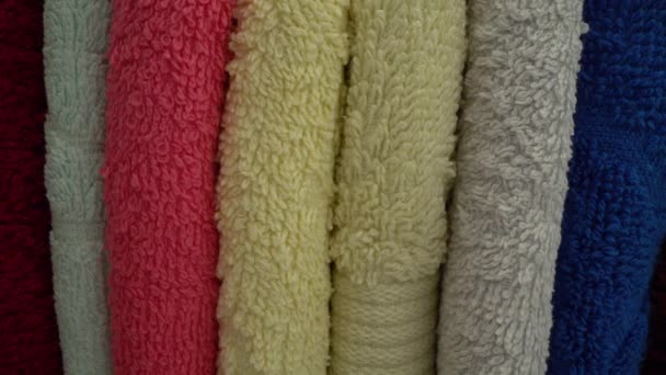 close - up barevné hromádky ručníků - Záběry, video