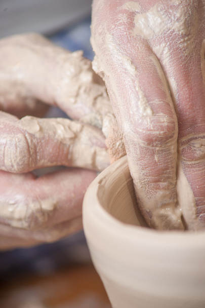Bir çömlekçinin elleri - Fotoğraf, Görsel