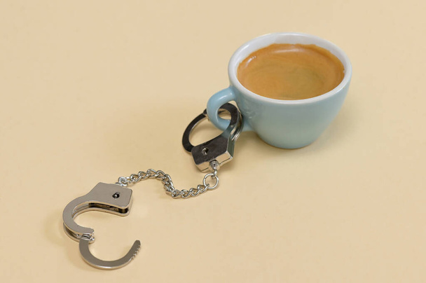 Εννοιολογική Να Πάρει Δωρεάν Εθισμός Κύπελλο Espresso και χειροπέδες - Φωτογραφία, εικόνα