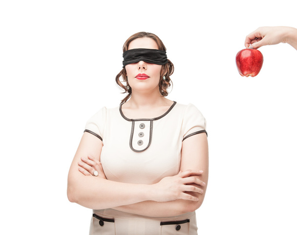 Yeux bandés plus taille femme tentant avec pomme
 - Photo, image