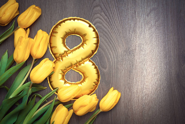 8. März, Internationaler Frauentag. Figur acht mit schönen gelben und roten Tulpen auf Holzgrund. . Hochwertiges Foto - Foto, Bild
