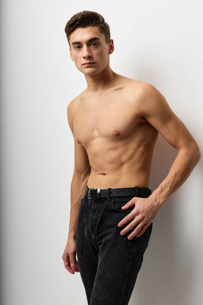 Красивий чоловік з голим торсом позує модель впевненості в собі
 - Фото, зображення
