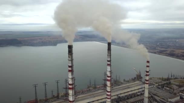 Вид з повітря на труби високого димоходу з сірим димом з вугільної електростанції. Виробництво електроенергії з викопним паливом
. - Кадри, відео