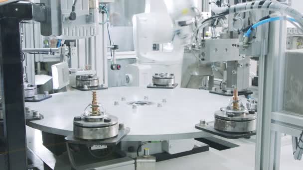 Piezas de fabricación de máquinas robóticas avanzadas en una línea de montaje automatizada - Metraje, vídeo