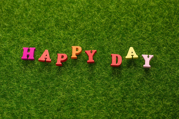 Happy day texte sur une herbe verte.  - Photo, image