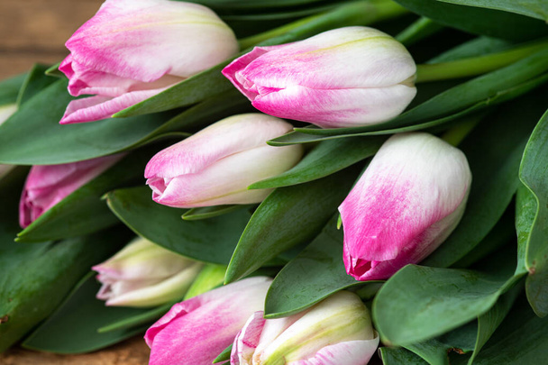 Bouquet di bellissimi tulipani rosa su sfondo di legno - Foto, immagini