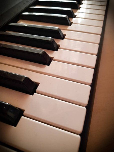 Zongora billentyűzet. Kulcsok és oktávok. Zene és hangszer. - Fotó, kép
