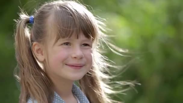 close-up portret van een mooi glimlachend klein meisje. - Video
