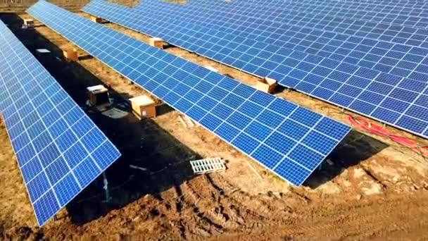 Instalacja paneli słonecznych w elektrociepłowni ekologicznej. - Materiał filmowy, wideo