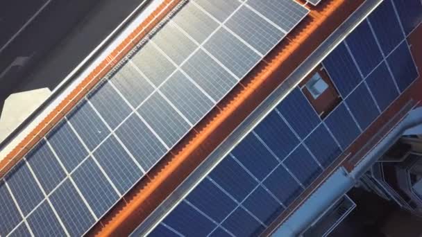 Solární panely na střeše obytné budovy pro výrobu zelené ekologické elektřiny. - Záběry, video