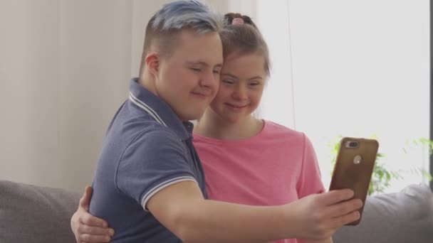 Pareja joven con síndrome de Down tomando una selfie - Metraje, vídeo