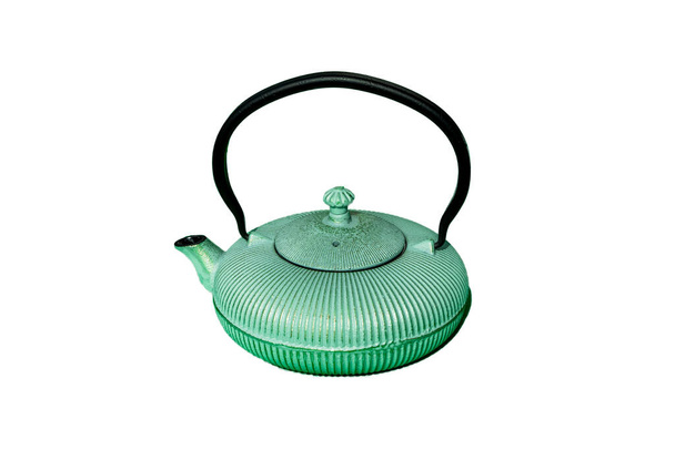 白い背景に隔離されたお茶のための緑の鉄ティーポットをキャスト。伝統的な日本語、マシンティーポット。高品質の写真 - 写真・画像