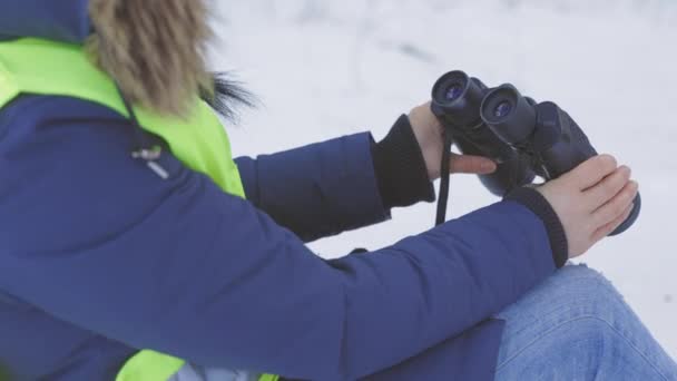 Žena s dalekohledem sedící v lese - Záběry, video