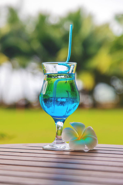 Cocktail lagon bleu au bord de l'océan. Concentration sélective. Nature
. - Photo, image