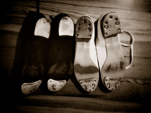 царапанные подошвы танцевальной обуви в горах Голубого хребта. - Фото, изображение