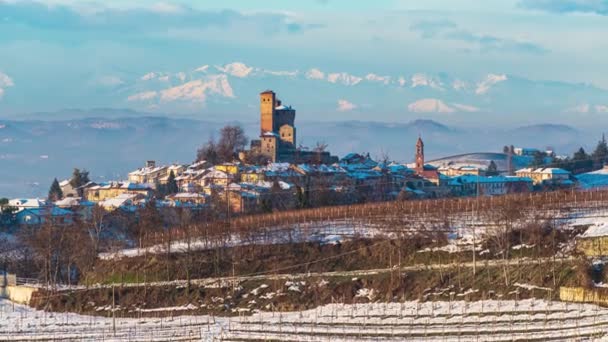 Zoom em: Itália Piemonte panorâmico inverno neve vista jardas de vinho paisagem única ao pôr do sol, Serralunga d 'Alba castelo medieval e aldeias no topo da colina, os Alpes no fundo céu dramático - Filmagem, Vídeo