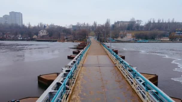 Puente peatonal pintado en colores de bandera nacional en Ucrania simboliza la democracia en el país europeo - Imágenes, Vídeo