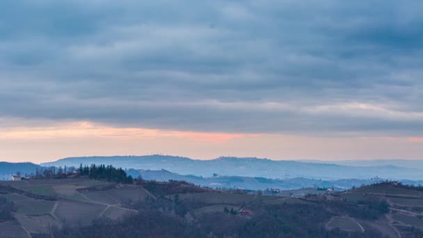 Pan: Itália Piemonte inverno panorâmico neve vista jardas de vinho paisagem única ao pôr do sol, Serralunga d 'Alba castelo medieval e aldeias no topo da colina, os Alpes no fundo céu dramático - Filmagem, Vídeo