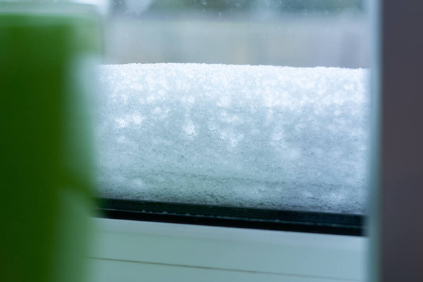 Okno prywatnego domu pokryte jest śniegiem. - Zdjęcie, obraz