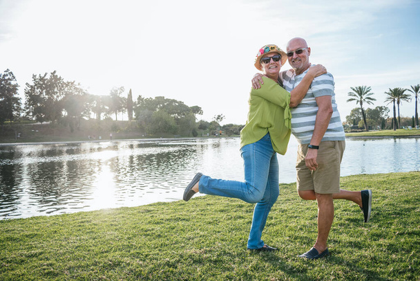 Счастливая пара на пенсии в парке - Фото, изображение