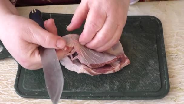 o cozinheiro corta a carne de veado. conceito de alimentação saudável  - Filmagem, Vídeo
