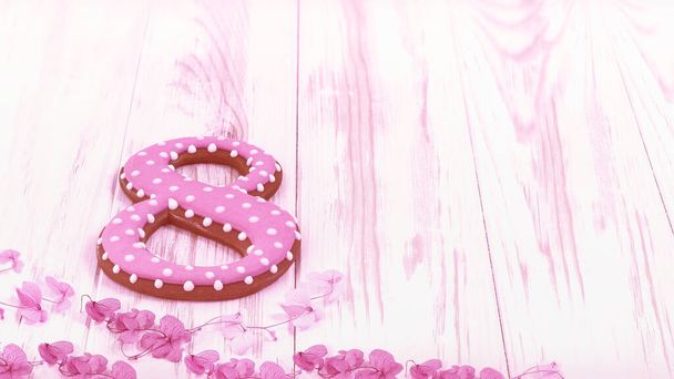 Perník 8. března, Den žen, ručně vyráběné sušenky s cukrovou polevou a jemnými květy - Fotografie, Obrázek