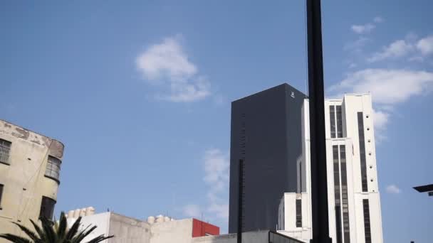 Błękitne niebo nad nowoczesnymi budynkami z Mexico City - Materiał filmowy, wideo