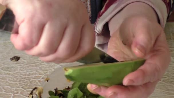 Kokki kuori avokadon. terveellisen ruoan käsite  - Materiaali, video