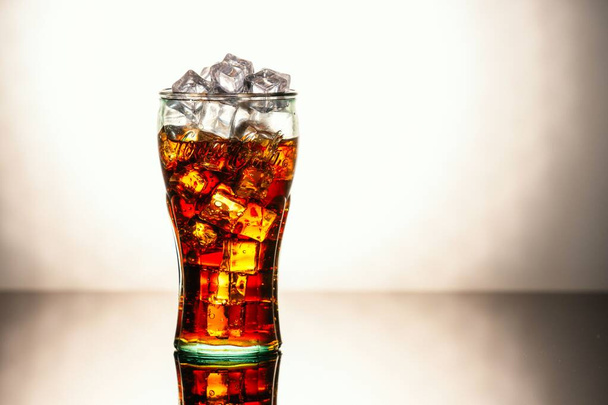 Original Glas Coca Cola mit Eis und Coca Cola. Großbritannien, England, 3. März 2021 - Foto, Bild
