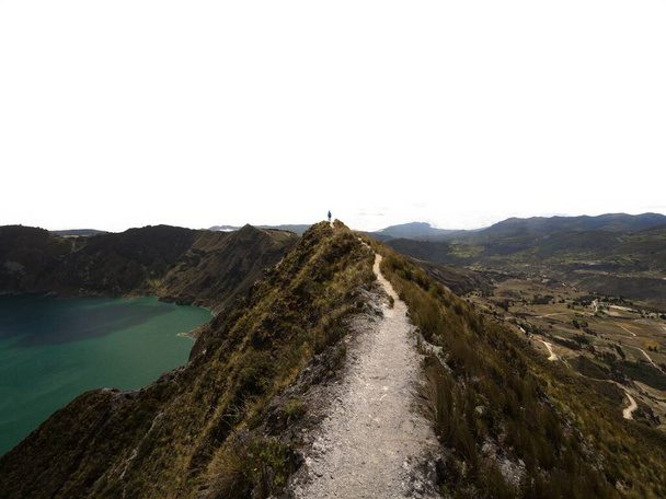 Joven excursionista de pie sobre el volcán andino caldera cráter lago Quilotoa rim ridge loop en Pujili Cotopaxi Ecuador andes América del Sur - Foto, imagen