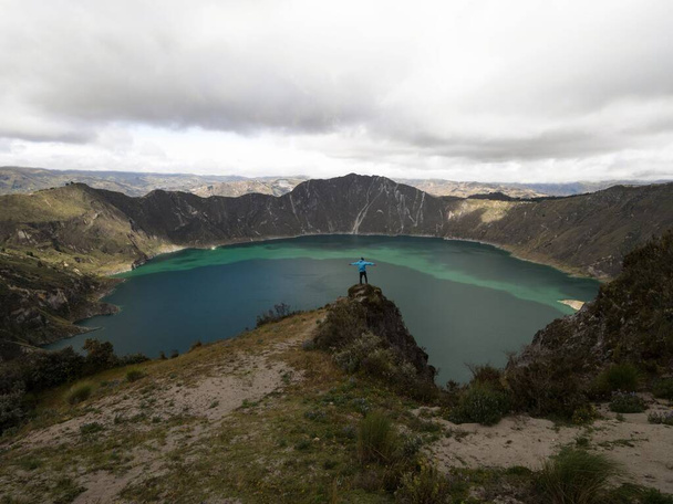 Молодий самець, який подорожує в синій куртці на кратері андського вулкана Кальдера озеро Кілотоа кільце хребта в Pujili Cotopaxi Ecuador andes South America - Фото, зображення