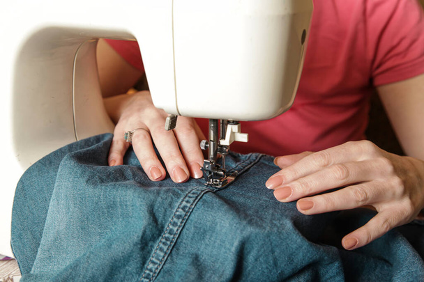 Mano de las mujeres que trabajan en la máquina de coser. La vida en casa. Hecho a mano, estilo de vida auténtico - Foto, Imagen