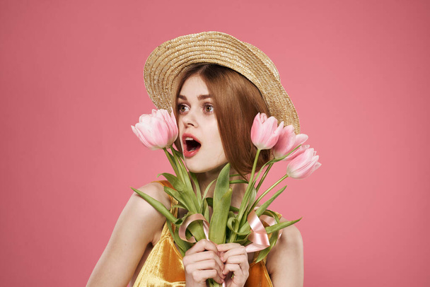 3月8日の花の休日の女性の日の帽子の花束で陽気な女性 - 写真・画像