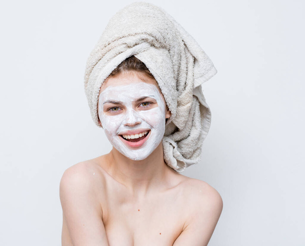 vrolijke vrouw met gezichtsmasker schone huid hygiëne kale schouders - Foto, afbeelding