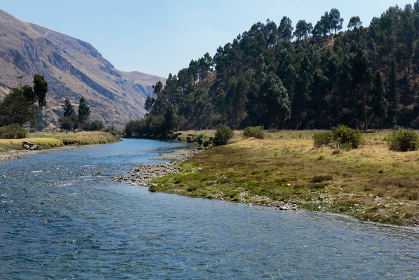 Rauhallinen kohtaus Andien maiseman vieressä joen kätkeytyneenä sisätilojen korkeat vuoret. Huancayo - Peru - Valokuva, kuva