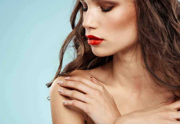 Femme brune élégante avec lèvres rouges épaules nues et ombre à paupières vue recadrée - Photo, image