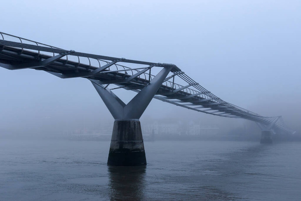 Millenniumi híd eltűnik a ködben. - Fotó, kép