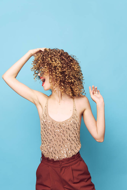 Güzel kadın kıvırcık saçlı cazibeli eğlenceli stüdyo modeli cazibesi  - Fotoğraf, Görsel