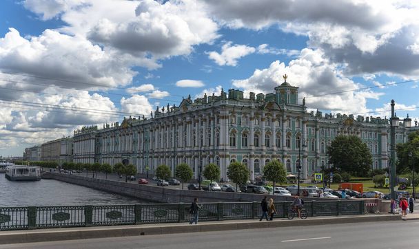Pohled na zimní palác z palácového mostu. Petrohrad - Fotografie, Obrázek